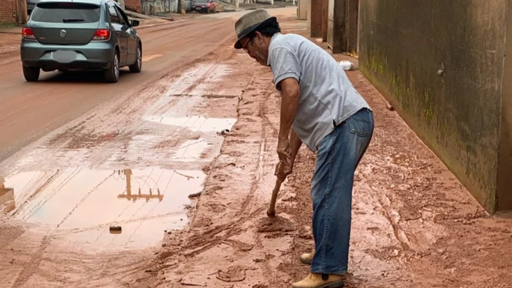 Barbacena registra chuva intensa na segunda (18) e ruas ficam alagadas