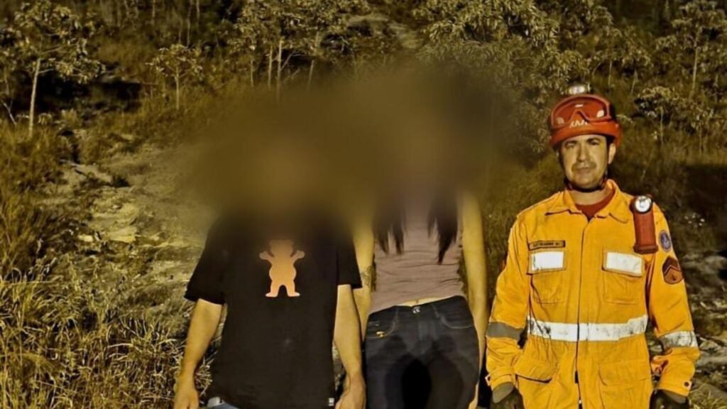 Bombeiros resgatam casal que se perdeu na Serra de São José