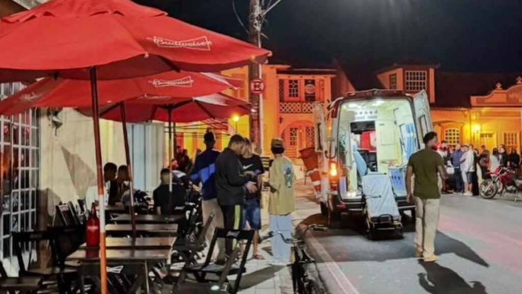Homem invade calçada e atropela clientes de bar em São João del Rei