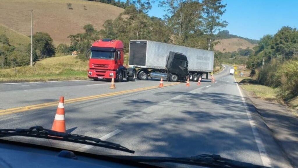 Caminhões se envolvem em acidente na BR-040