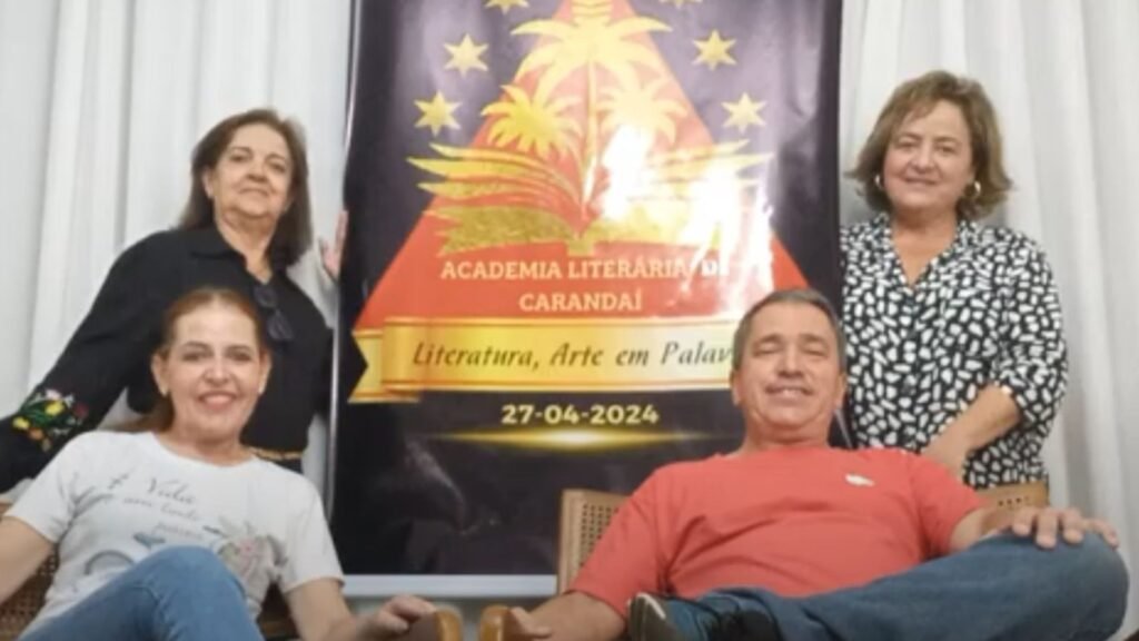 Escritores de Carandaí promovem campanha para lançamento de coletânea