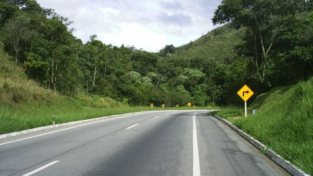 EPR realiza diversas ações de manutenção e obras na BR 040, em Barbacena