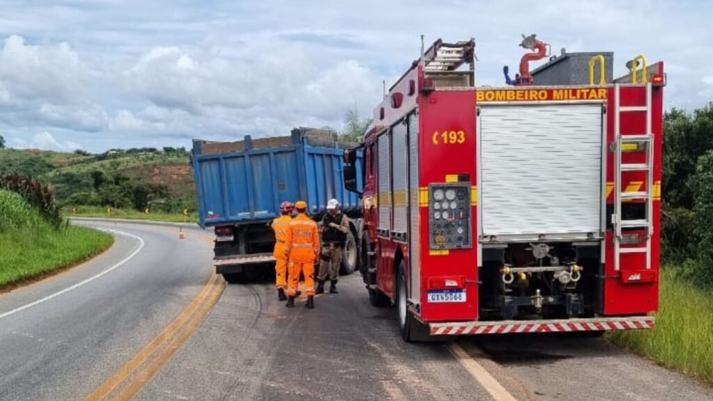 Caminhão derrama óleo na pista e Bombeiros alertam sobre risco de derrapagem na BR 265