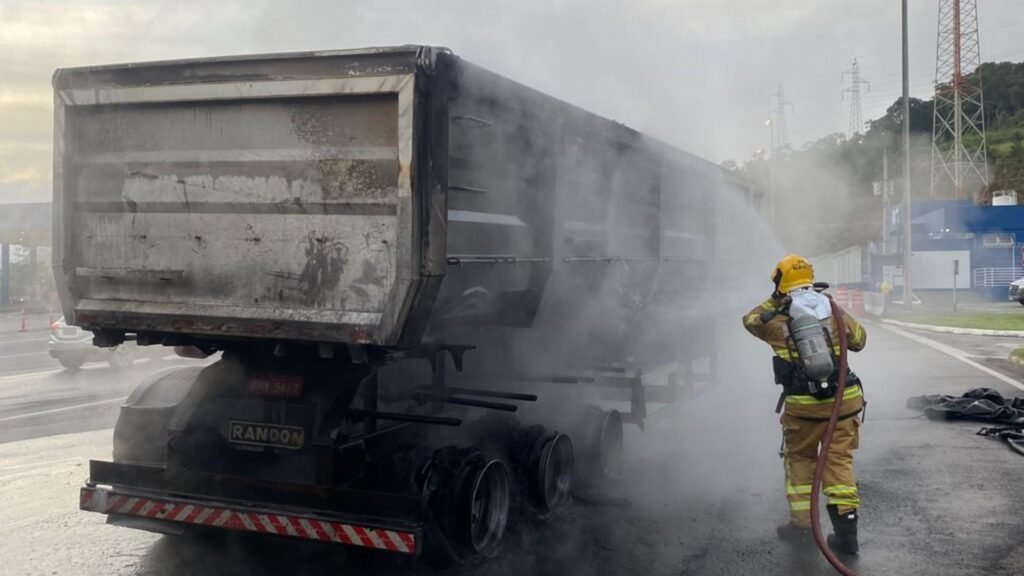 Carreta pega fogo na BR-040, em Correia de Almeida