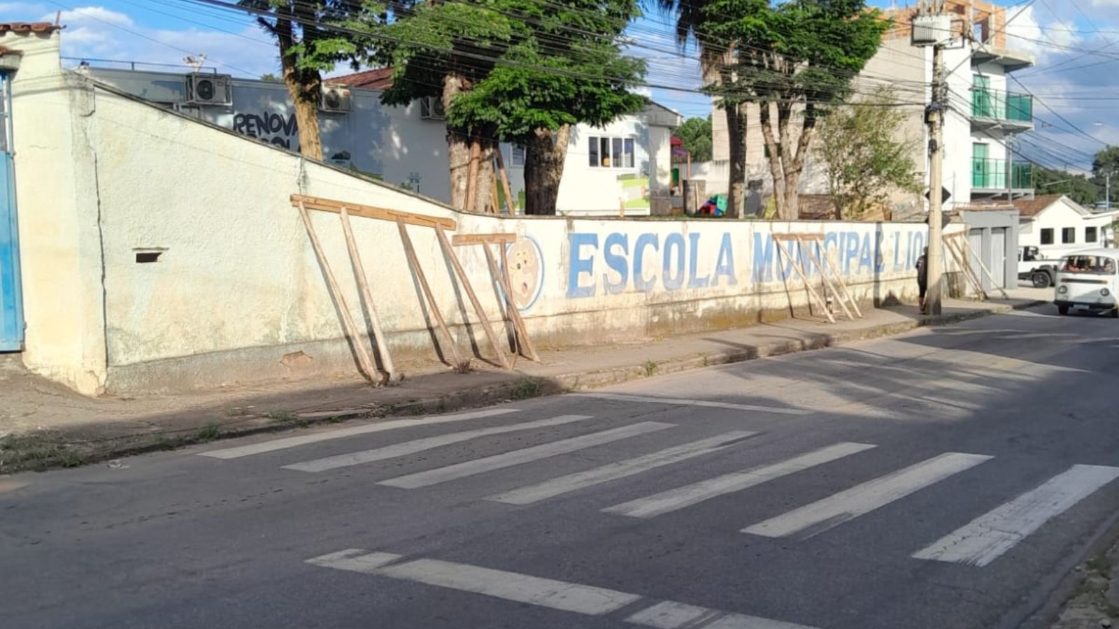 Leia mais sobre o artigo Moradores do bairro do Carmo alertam para risco de desabamento do muro da Escola Municipal Lyons
