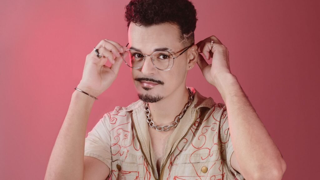 Cantor de Barbacena lança novo single em parceria com artista de Pernambuco