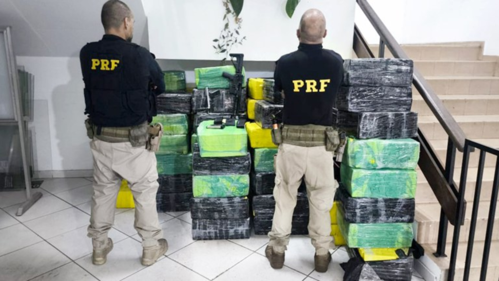 PRF apreende armas e quase três toneladas de maconha na BR-040
