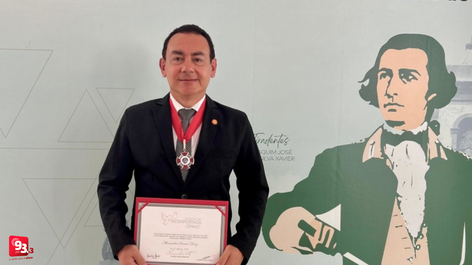 Leia mais sobre o artigo Delegado-Geral da Polícia Civil de Barbacena recebe Medalha da Inconfidência