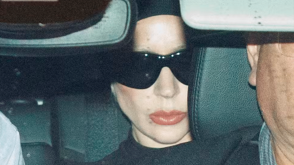 Lady Gaga desembarca no Rio para show histórico gratuito em Copacabana
