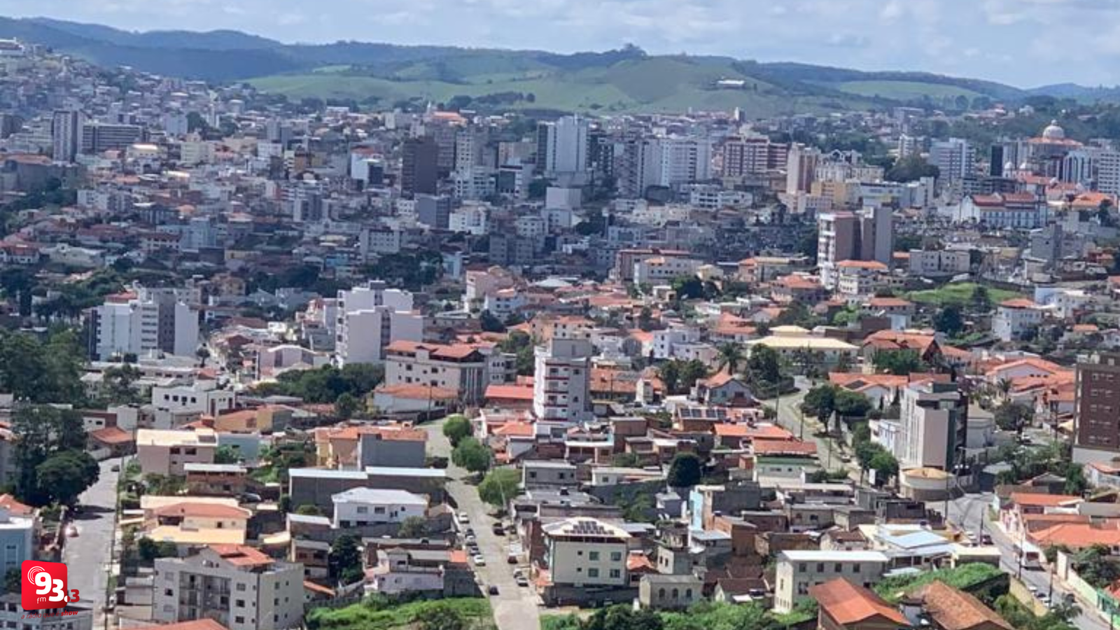 Leia mais sobre o artigo Desenvolvimento Moderado: Barbacena se destaca em Emprego, mas ainda enfrenta desafios em Saúde e Educação