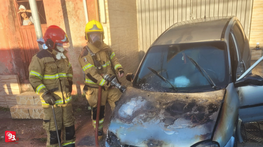 Veículo pega fogo no bairro Bom Pastor, em Barbacena