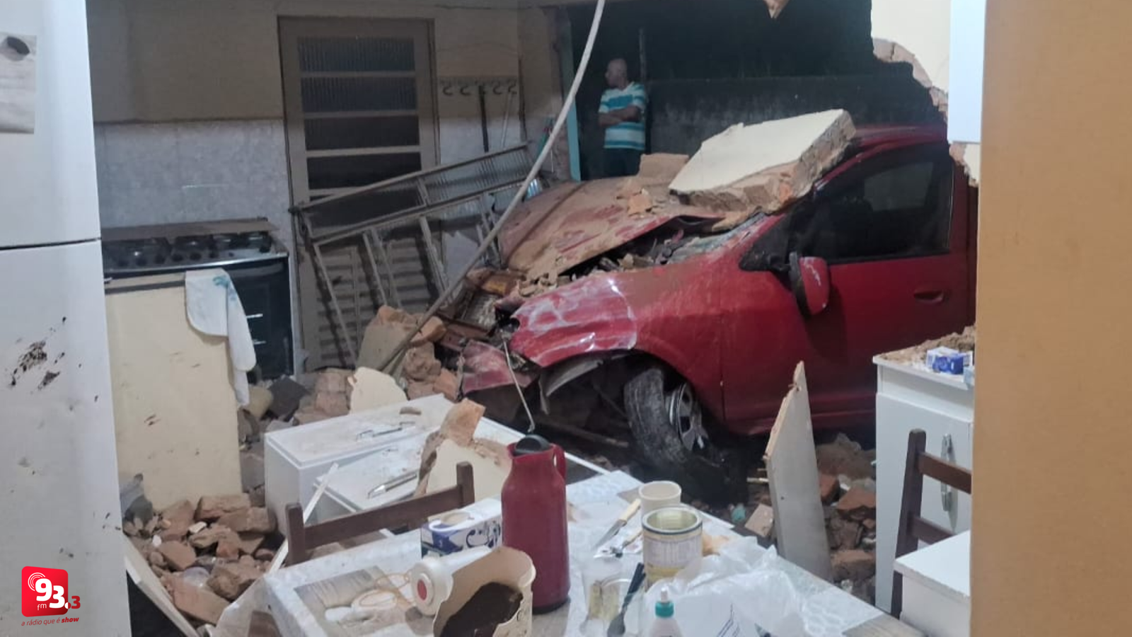 Leia mais sobre o artigo Carro atinge casa na BR 265, em Barbacena