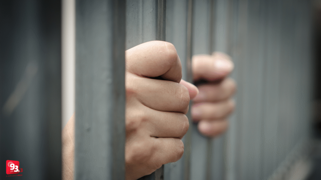 Homem é preso após depredar patrimônio público em Antônio Carlos