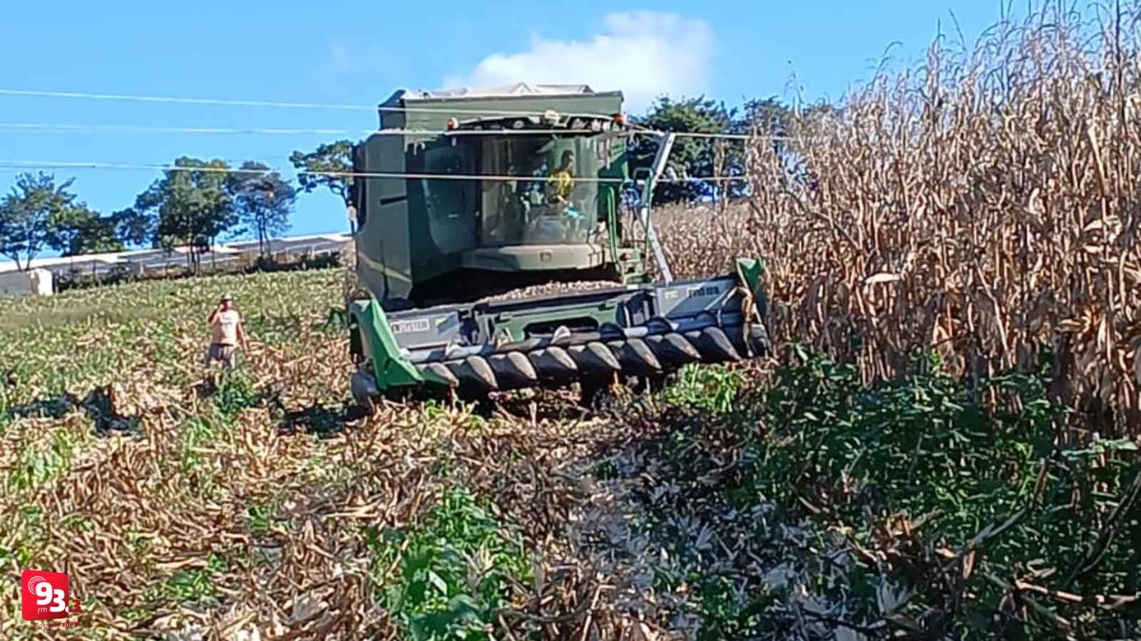 Leia mais sobre o artigo Colheitadeira atinge poste em área rural de Barbacena