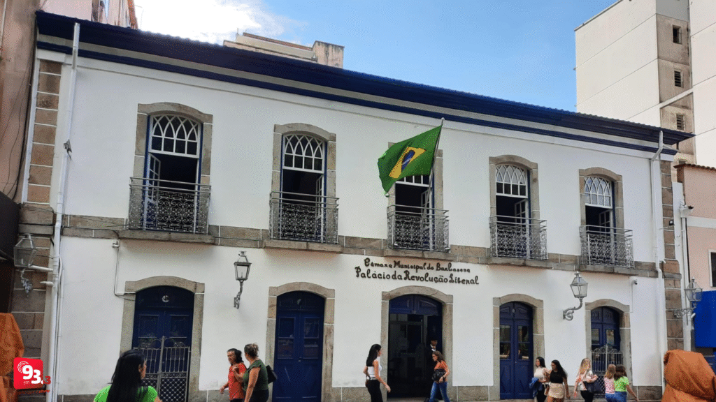 Câmara de Barbacena realiza solenidade para entrega de títulos e homenagem à Escola "A Maré "