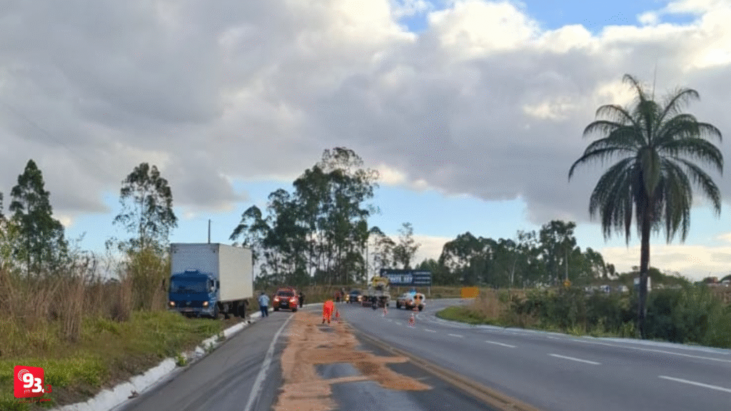 Duas pessoas ficam feridas em acidente entre moto e caminhão na BR-265