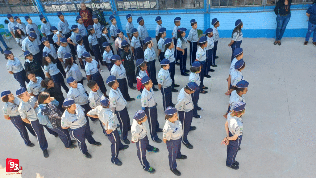 Minas Gerais suspende consulta sobre Escolas Cívico-Militares