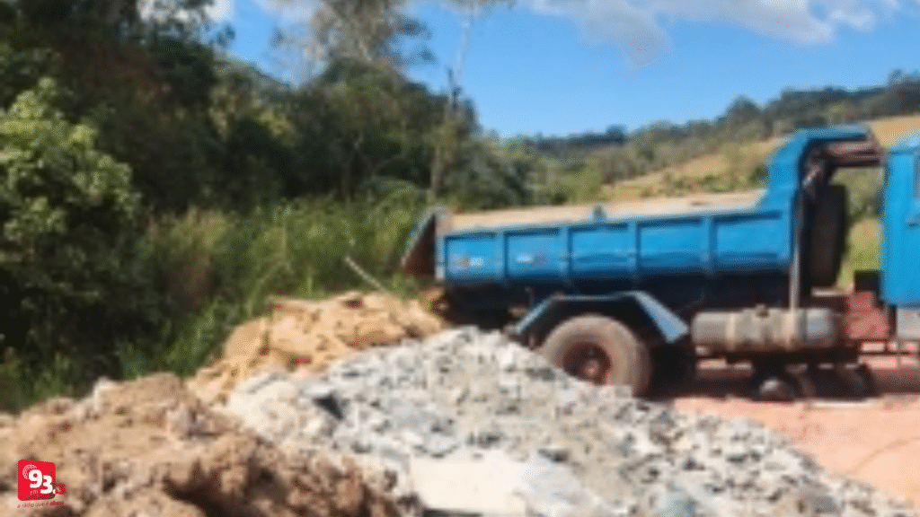 Descarte irregular de terra é flagrado em Barbacena