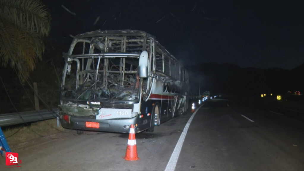 Ônibus da torcida do Cruzeiro de São João del-Rei pega fogo na BR-040