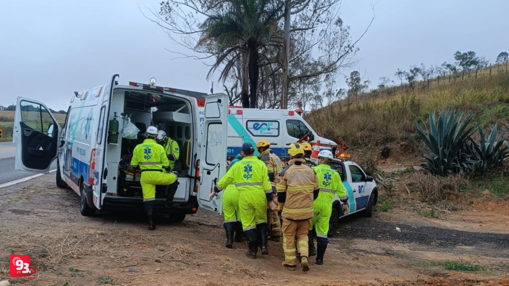 Duas pessoas ficam feridas após carro capotar na BR 040