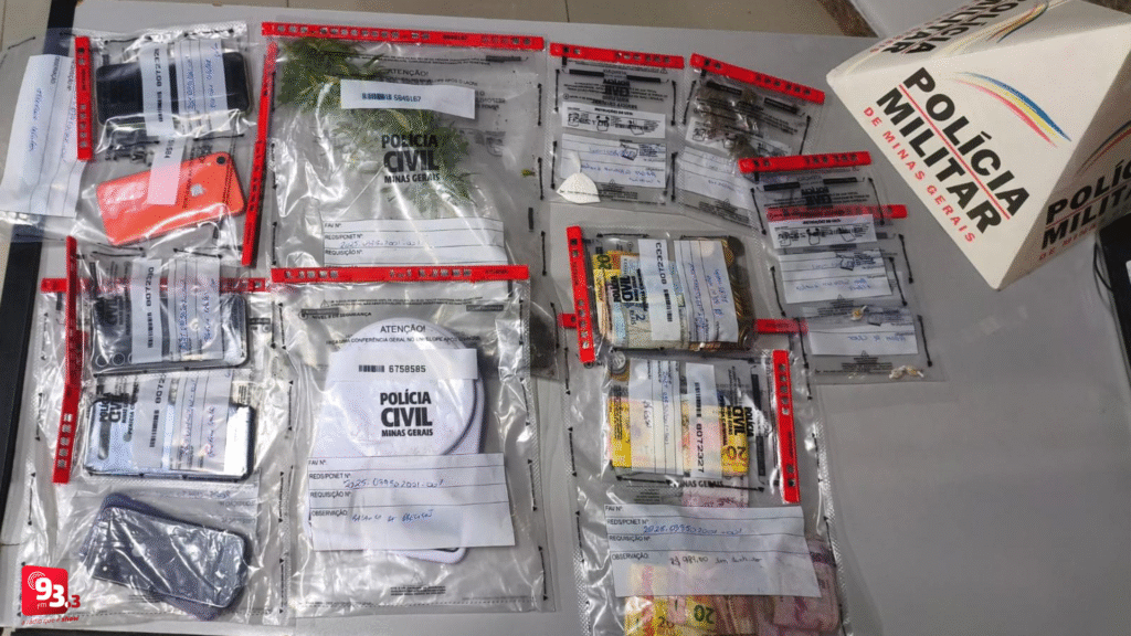 Adolescente é apreendido e quatro pessoas são presas em ação contra o tráfico de drogas em Barbacena
