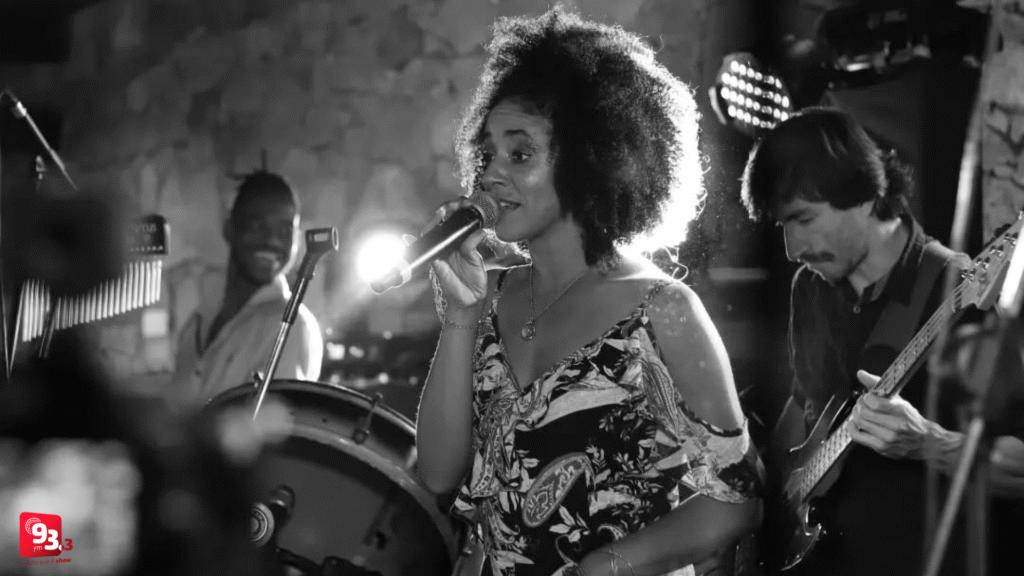 Cantora de Barbacena, Isis Ferreira, lança seu primeiro EP
