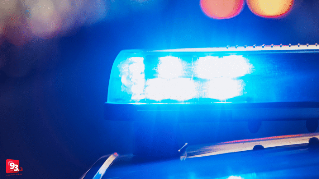 Mulher se passa pela irmã para não ser presa e danifica viatura policial