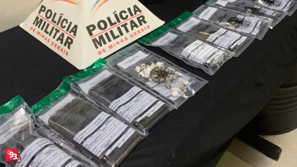 Mãe e filhos são presos com 44 pedras de crack em Barbacena