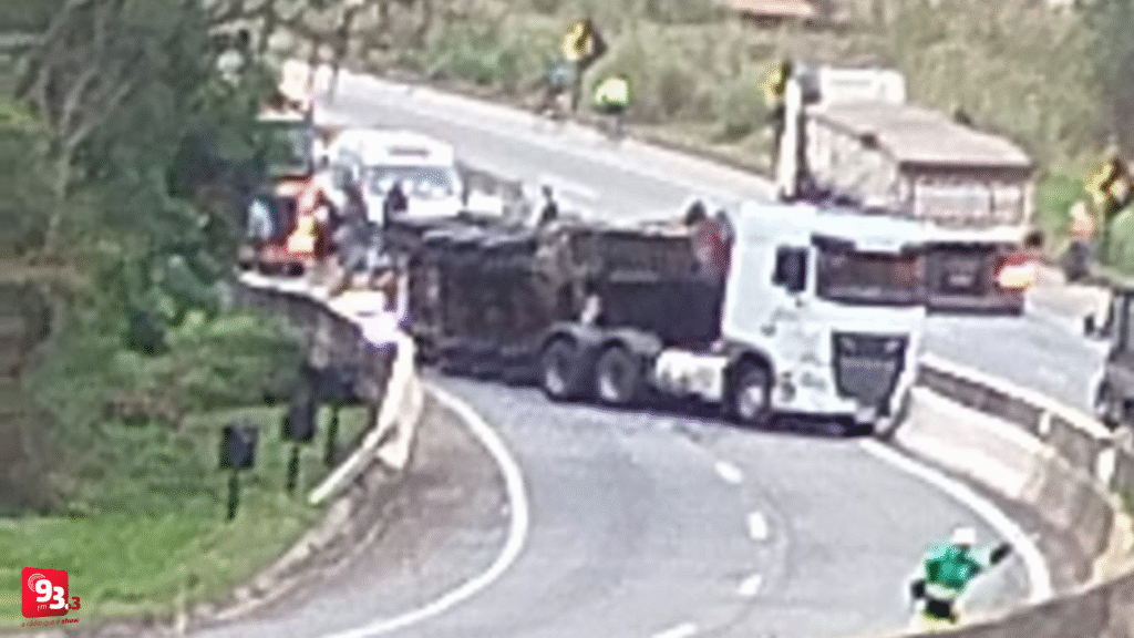 Carreta tomba e interdita trânsito na BR 040 em Barbacena