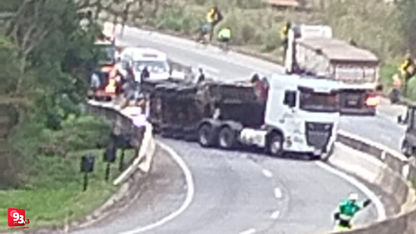 Leia mais sobre o artigo Carreta tomba e interdita trânsito na BR 040 em Barbacena