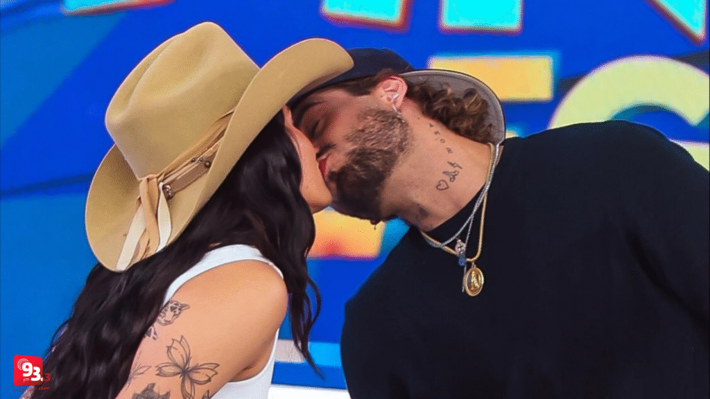 Ana Castela e Zé Felipe deram o primeiro beijo em público desde que assumiram estarem namorando.