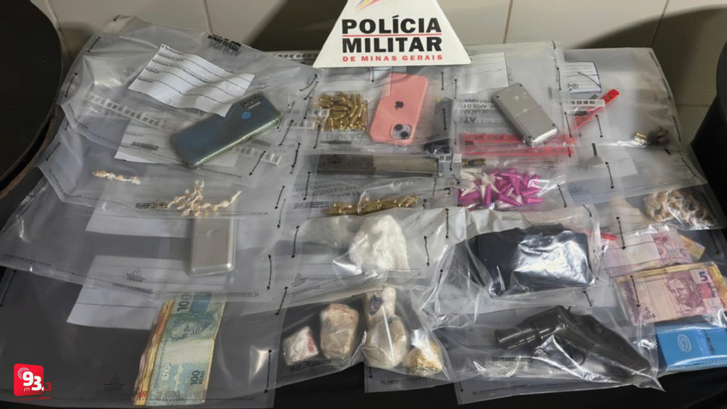 Três pessoas são presas em ação contra o tráfico de drogas em Barbacena