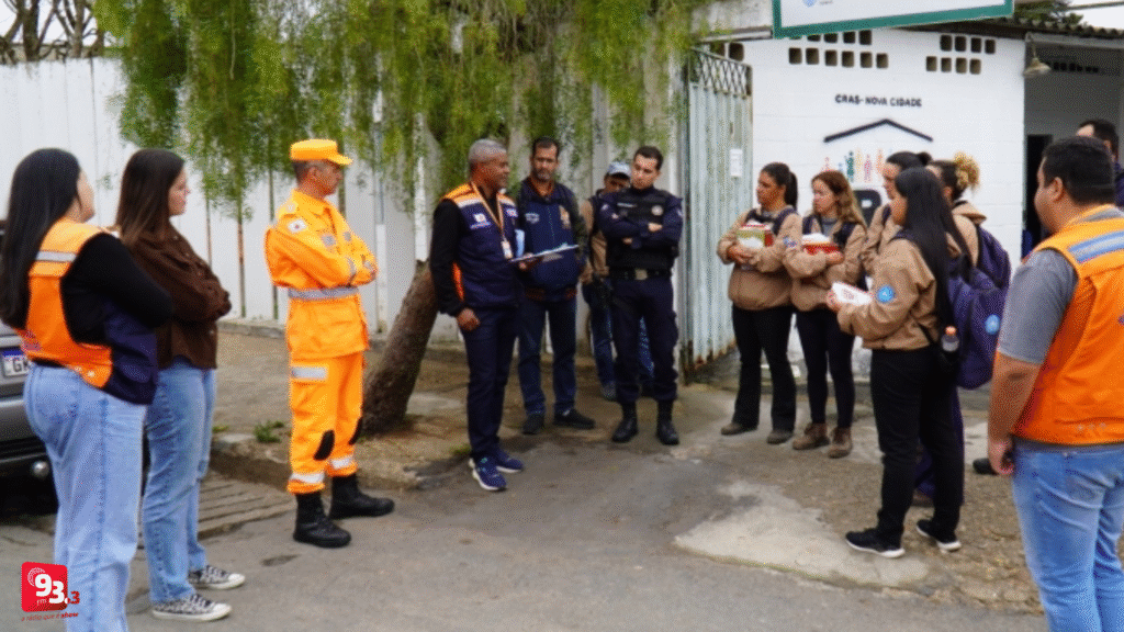 Defesa Civil realiza ação de conscientização sobre cuidados e riscos durante chuvas intensas