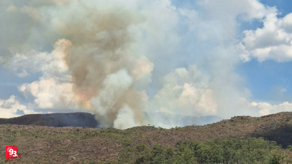 Bombeiros combatem incêndio de grandes proporções na Serra de São José