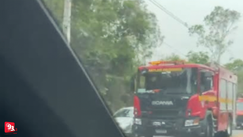 Acidente na MG 338, em Barbacena, deixa trânsito lento