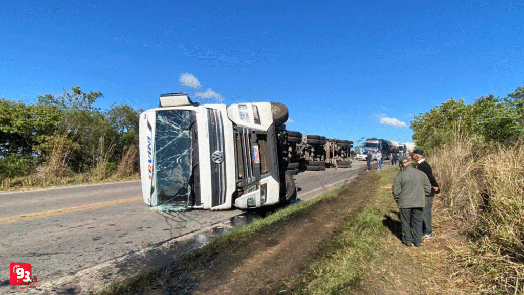 Caminhão tomba na BR-265 e família é socorrida pelo SAMU