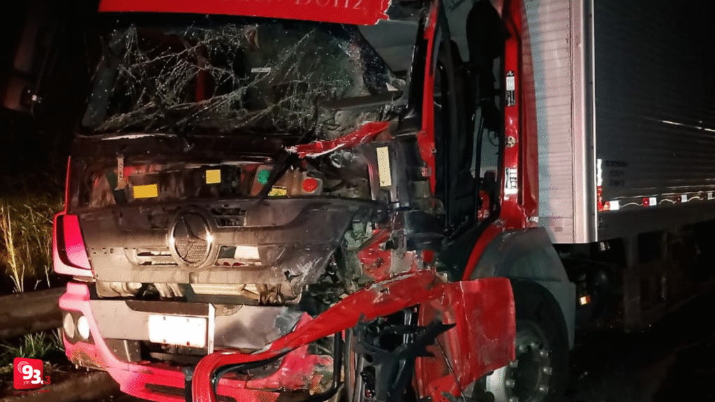 Caminhão com 5 toneladas de foguete sofre acidente na BR 265, em Barbacena