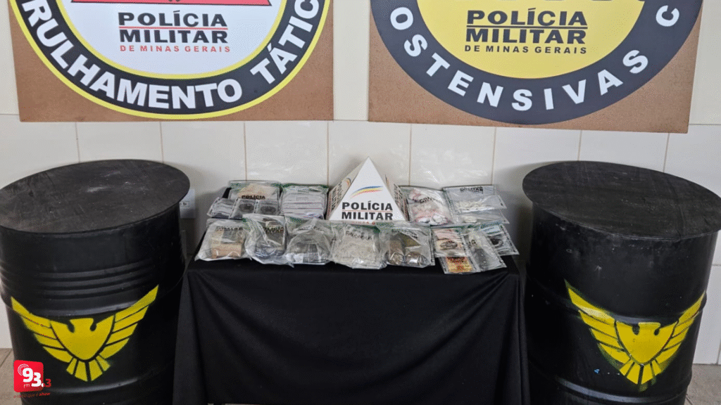 PM apreende mais de 100 porções de cocaína e outras drogas em Barbacena
