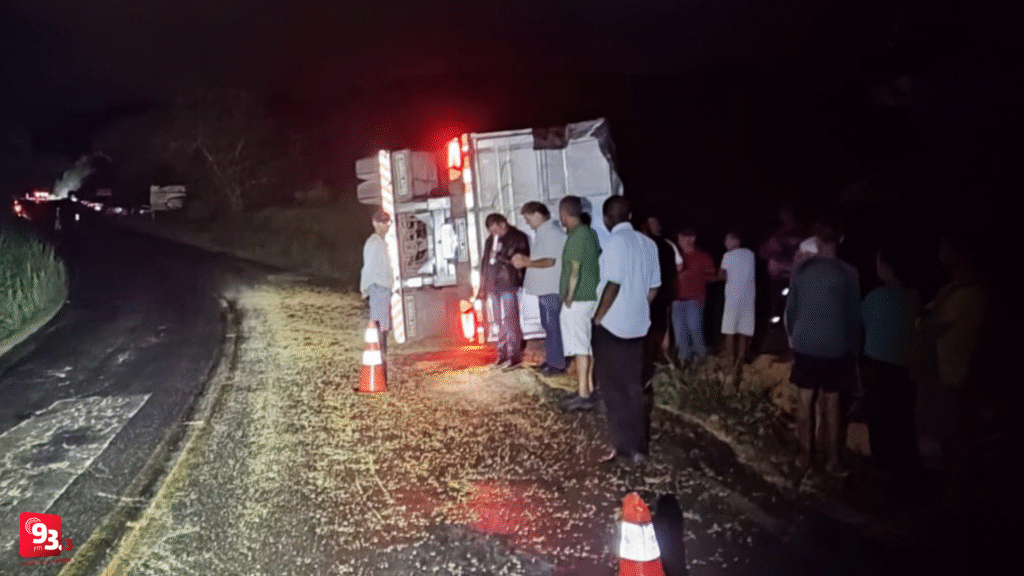 Acidente com caminhão de milho deixa motorista morto na MGC-265