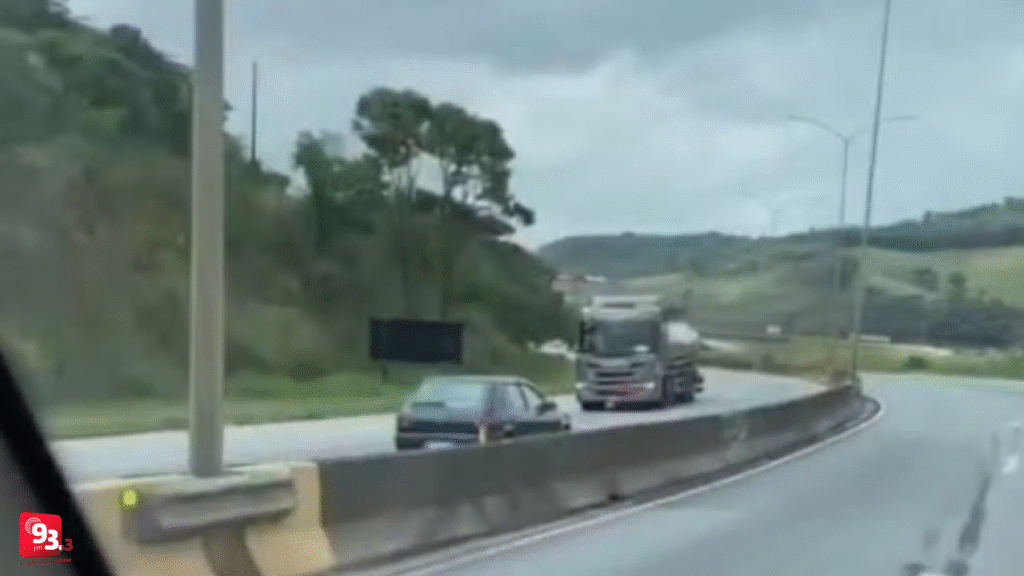 Idoso é flagrado dirigindo na contramão e quase causa acidente na BR-040