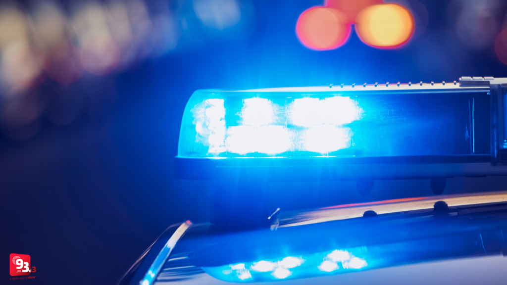 Após bater em poste com carro, casal é preso por tráfico de drogas em Barbacena