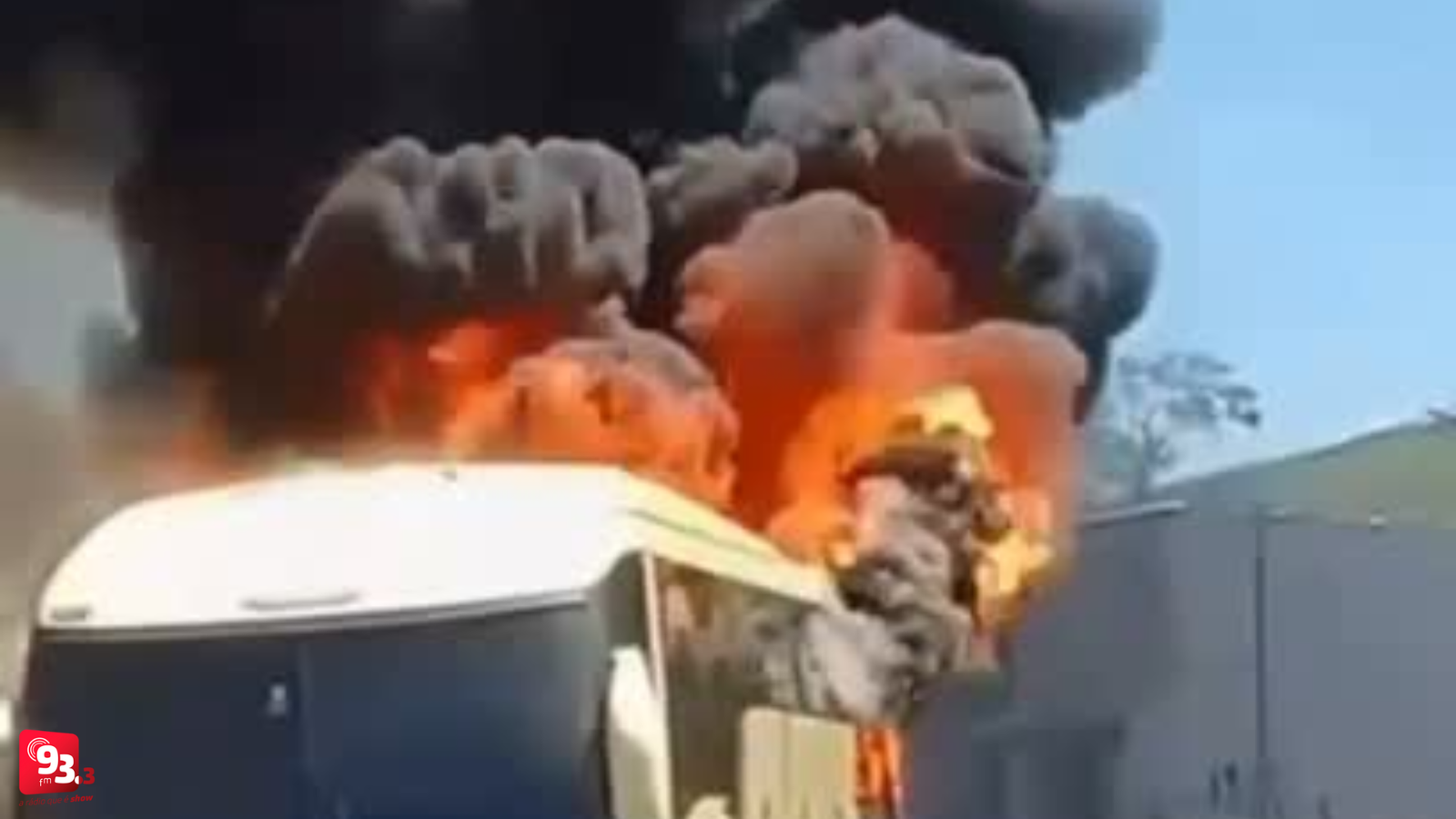 Leia mais sobre o artigo Ônibus pega fogo com passageiros a bordo em Rio Pomba