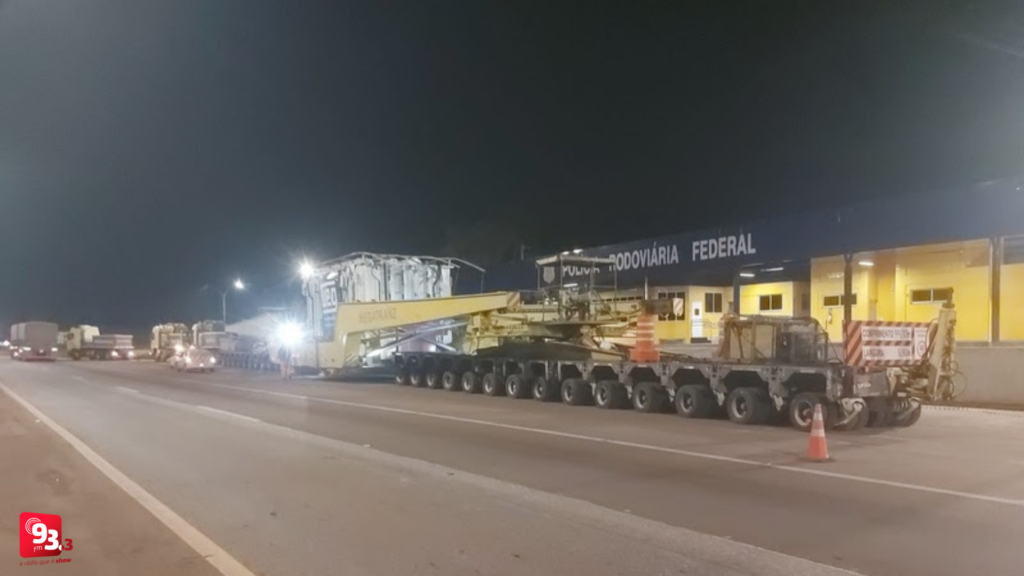 Carga de quase 600 toneladas passa pela BR-040