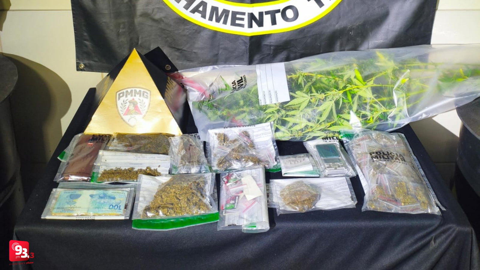 Leia mais sobre o artigo Após bater contra viatura, homem é preso com drogas em Barbacena