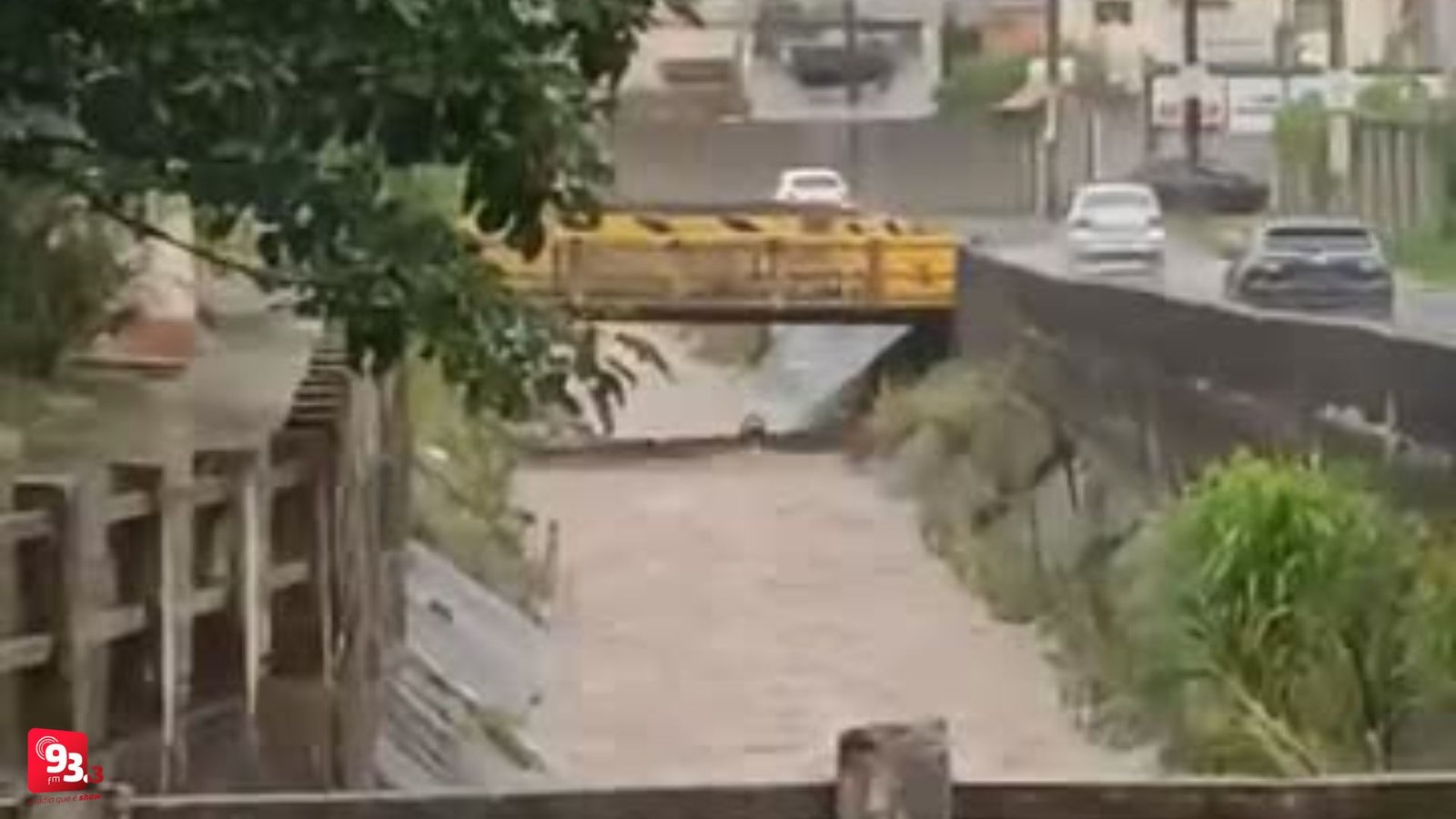 Leia mais sobre o artigo Bombeiros fazem buscas por homem que teria sido levado pela correnteza em Barbacena