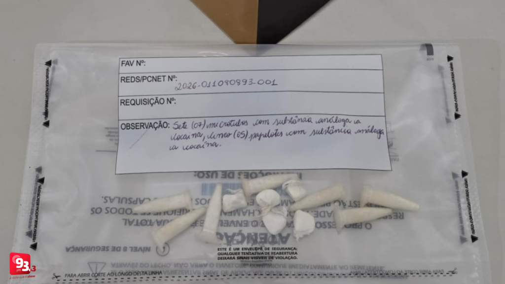 Flagrado com drogas, adolescente tenta fugir da PM, mas é preso