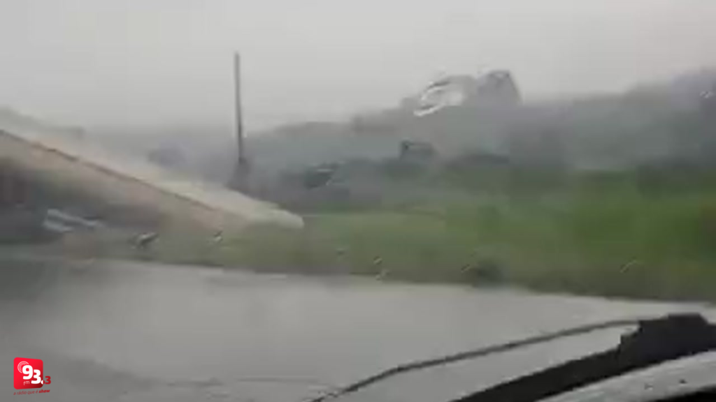 Carreta-tanque perde controle e fica pendurada em barranco na BR-040 entre Barbacena e Alfredo Vasconcelos