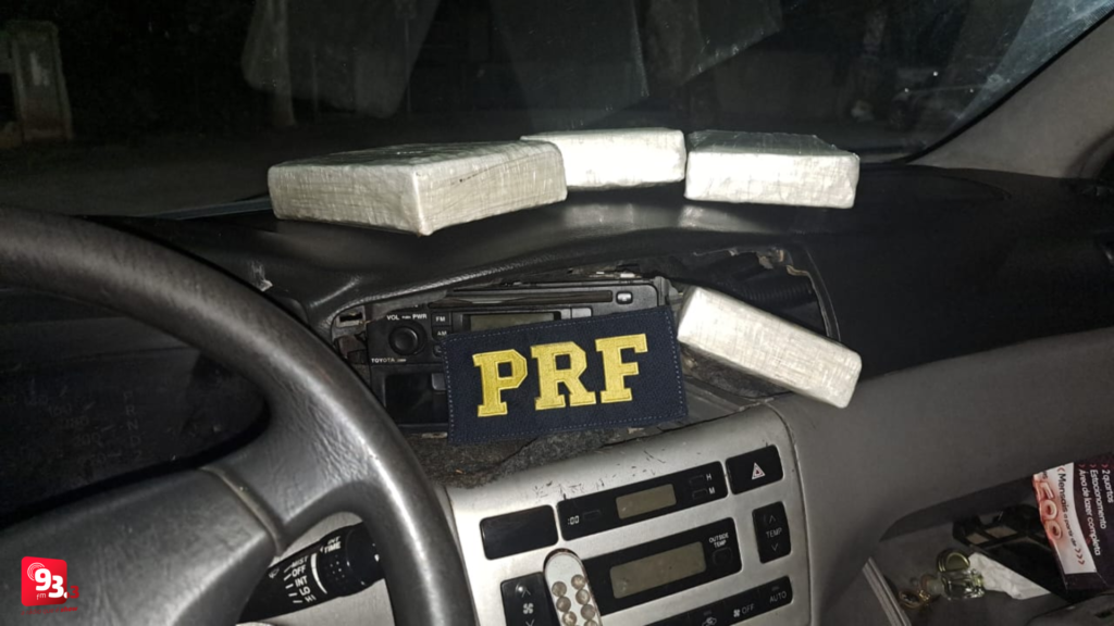 PRF apreende 4 kg de cocaína escondidos em painel de carro na BR-040 em Conselheiro Lafaiete