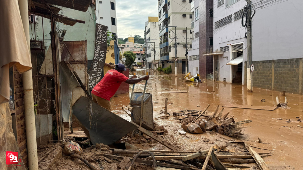 Corpo de Bombeiros encerra buscas após temporal e confirma 65 mortes em Juiz de Fora