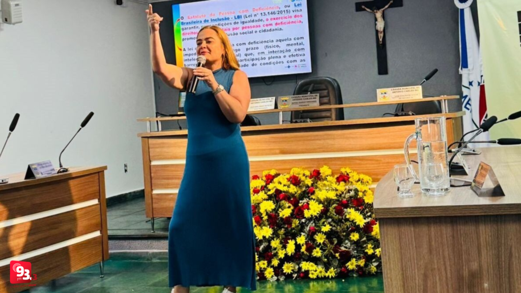 Referência Técnica em Cuidados à Pessoa com Deficiência da SRS Barbacena ministra palestra na Câmara Municipal de Antônio Carlos